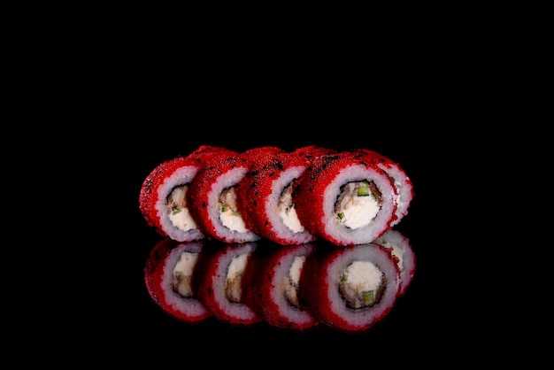 Deliziosi sushi rotoli freschi su uno sfondo scuro