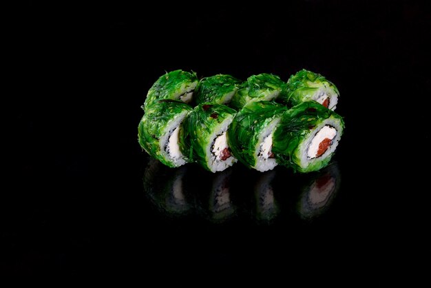 Deliziosi sushi rotoli freschi su uno sfondo scuro