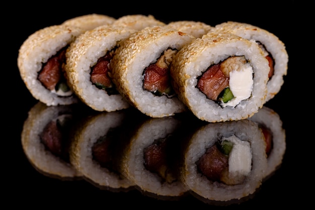 Deliziosi sushi rotoli freschi su uno sfondo scuro