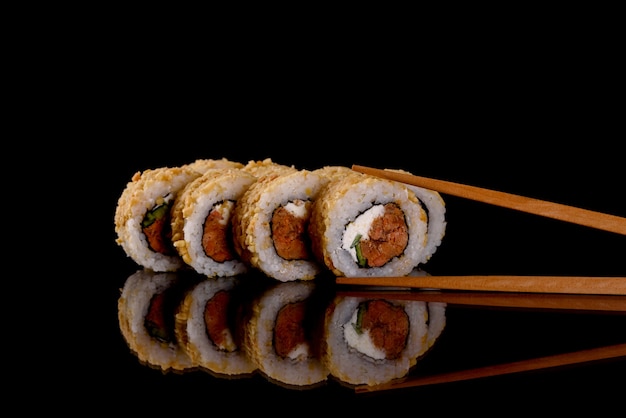 Deliziosi sushi rotoli freschi su uno sfondo scuro