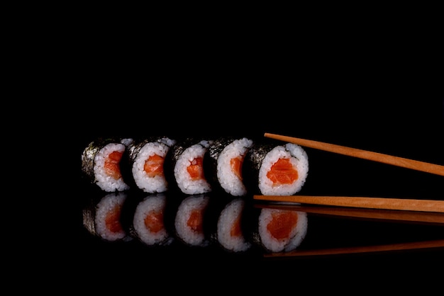 Deliziosi sushi rotoli freschi su uno sfondo scuro