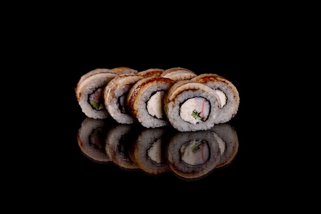 Deliziosi sushi rotoli freschi su uno sfondo scuro