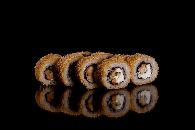 Deliziosi sushi rotoli freschi su uno sfondo scuro