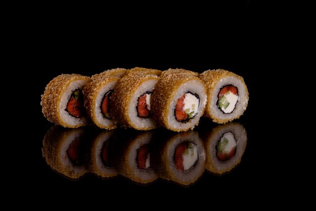 Deliziosi sushi rotoli freschi su uno sfondo scuro