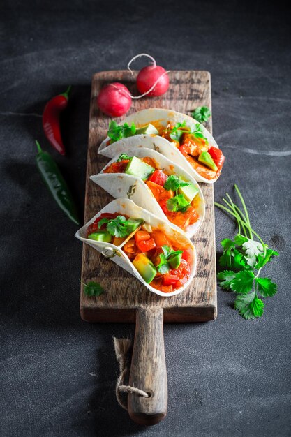 Deliziosi tacos con carne e salsa di pomodoro piccante