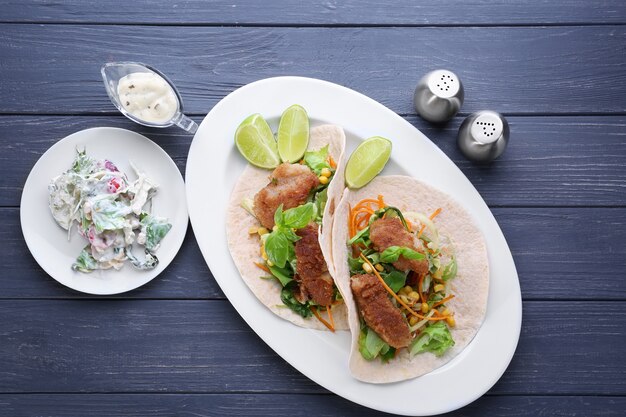 Deliziosi tacos di pesce su blu scuro