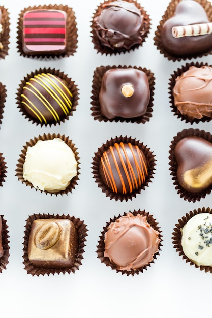 Deliziosi tartufi di cioccolato gourmet fatti a mano da cioccolatieri professionisti.