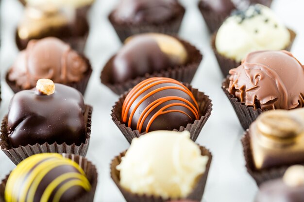 Deliziosi tartufi di cioccolato gourmet fatti a mano da cioccolatieri professionisti.