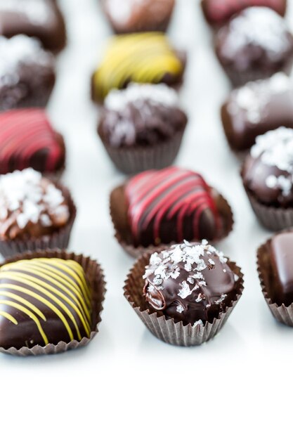 Deliziosi tartufi di cioccolato gourmet fatti a mano da cioccolatieri professionisti.