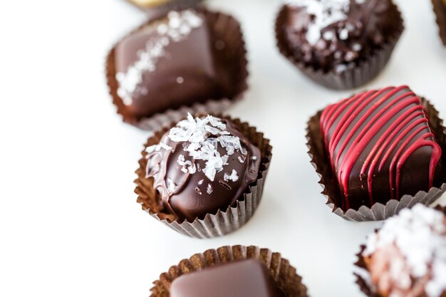 Deliziosi tartufi di cioccolato gourmet fatti a mano da cioccolatieri professionisti.