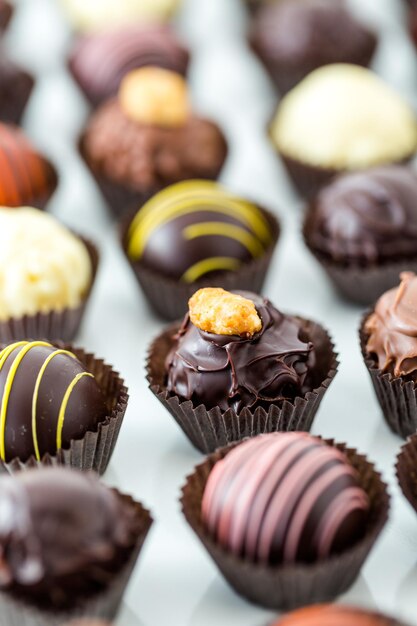 Deliziosi tartufi di cioccolato gourmet fatti a mano da cioccolatieri professionisti.