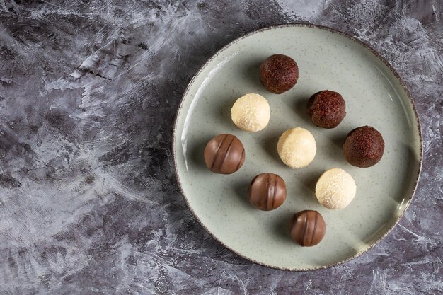 Deliziosi tartufi di cioccolato sul tavolo