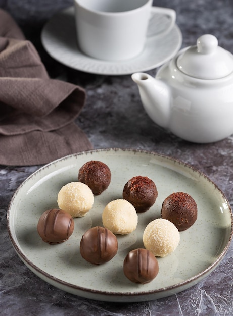 Deliziosi tartufi di cioccolato sul tavolo