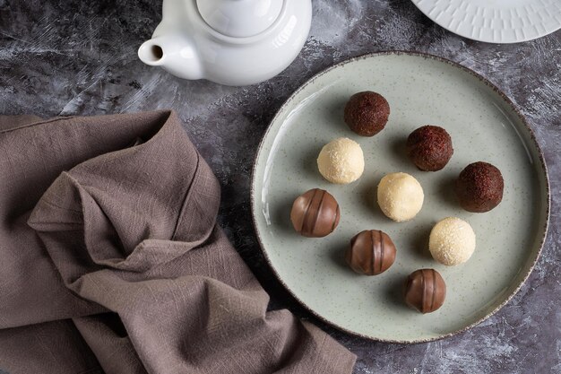 Deliziosi tartufi di cioccolato sul tavolo