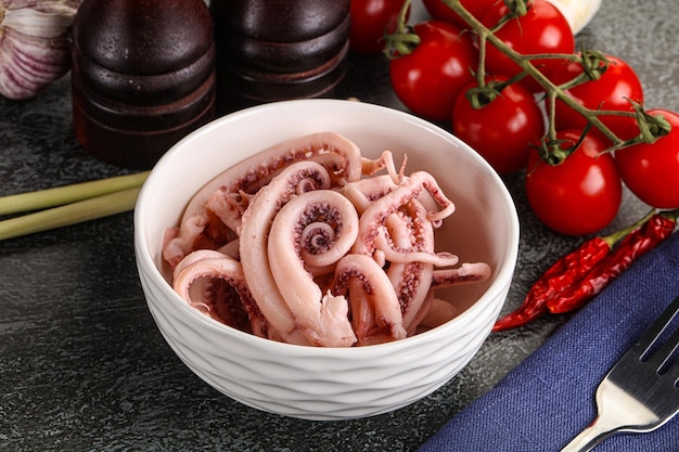 Deliziosi tentacoli di calamaro marinati come spuntino nella ciotola