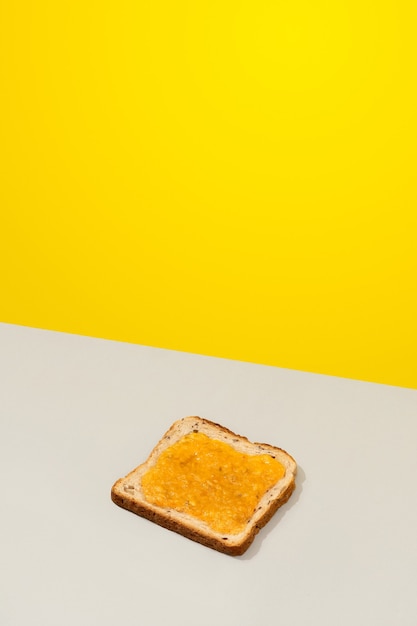 Deliziosi toast con marmellata di limone su sfondo grigio