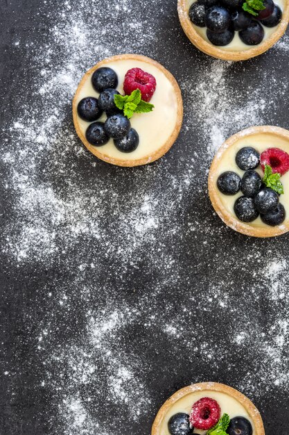 Deliziosi tortini con lamponi e mirtilli