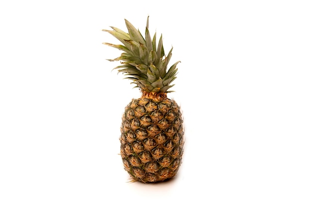 Delizioso ananas su uno sfondo bianco