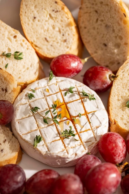 Delizioso antipasto con brie di formaggio