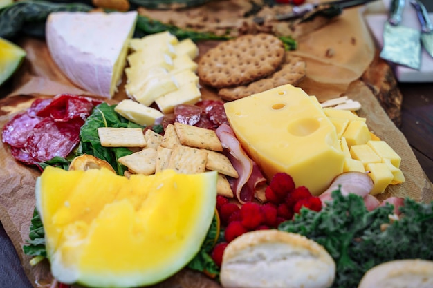 Delizioso assortimento di snack, formaggio, jamon, frutta fresca e bacche.