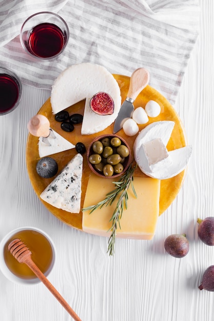 Delizioso assortimento di snack su un tavolo