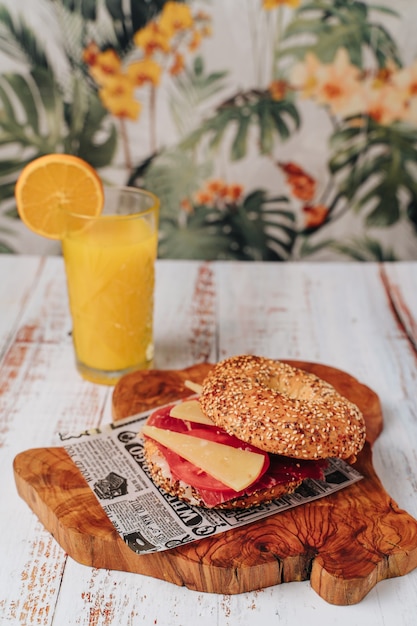 Delizioso bagel con pane al sesamo e chia, al suo interno contiene pomodoro, prosciutto e pollo a listarelle.