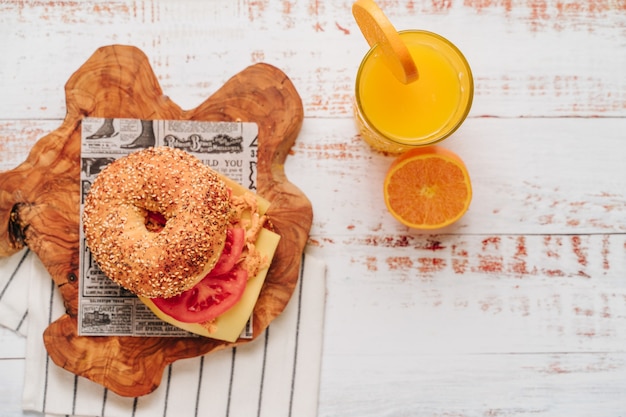 Delizioso bagel con pane al sesamo e chia, al suo interno contiene pomodoro, prosciutto e pollo a listarelle.