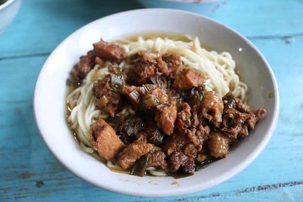 delizioso bakmi di pollo sul tavolo