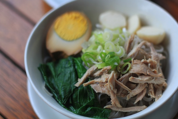 Delizioso bakmi kuah noodle di pollo gustoso sfondo di cibo