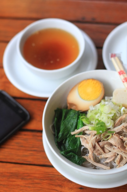 Delizioso bakmi kuah noodle di pollo gustoso sfondo di cibo