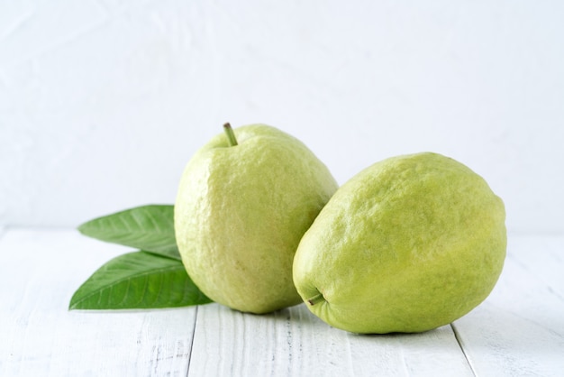 Delizioso bellissimo frutto guava con succo fresco isolato