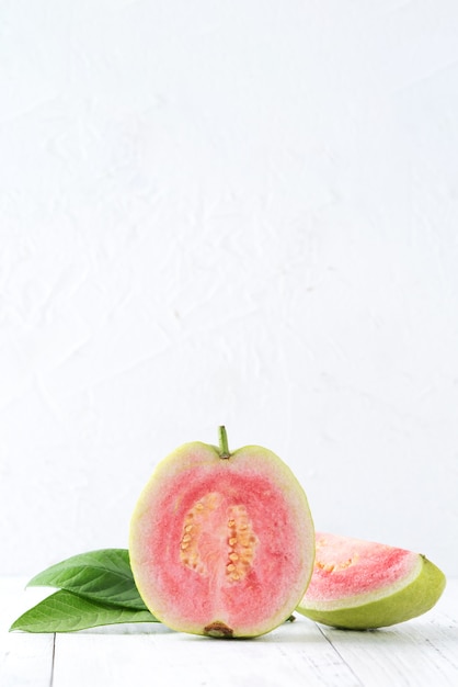 Delizioso bellissimo frutto guava con succo fresco isolato