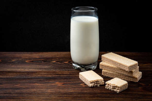 Delizioso biscotto wafer alla vaniglia con latte