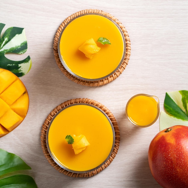 Delizioso budino di mousse di panna cotta al mango su sfondo bianco da tavola