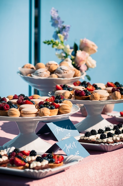 Delizioso buffet dolce con cupcakes, amaretti, altri dessert, design blu