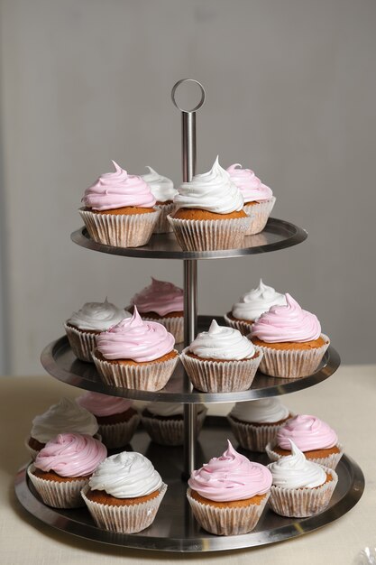 Delizioso buffet dolce con cupcakes, buffet dolce per le vacanze