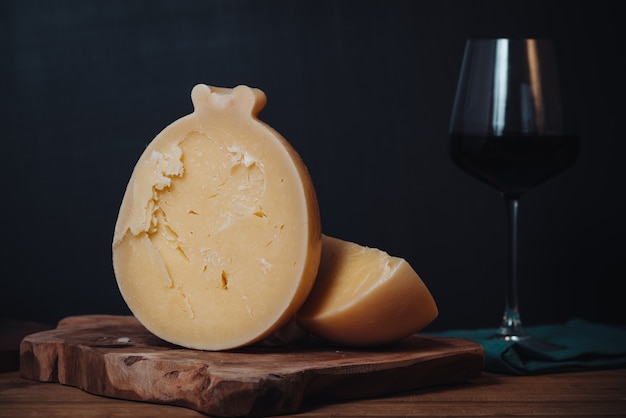 Delizioso caciocavallo, un gustoso formaggio tradizionale pugliese e vino rosso