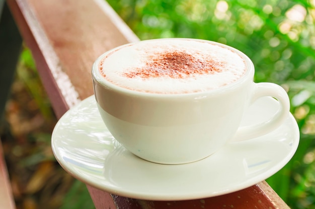 delizioso caffè caldo nel giardino verde, tazza di caffè