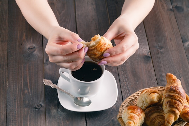 Delizioso caffè con cornetto