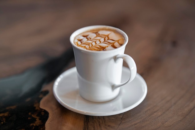 Delizioso caffè latte sul tavolo di legno