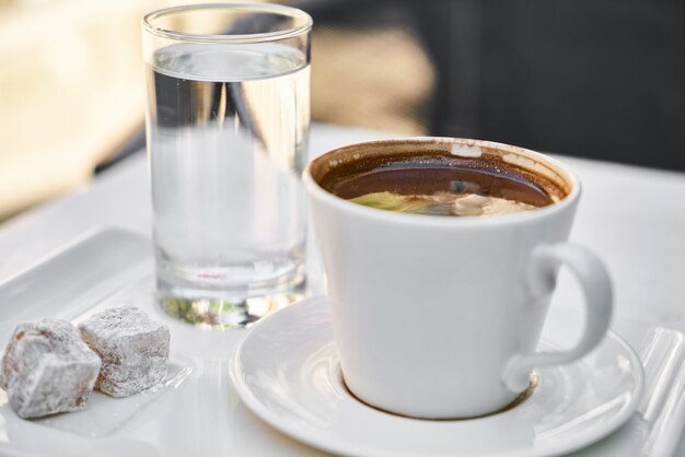 Delizioso caffè turco sul tavolo