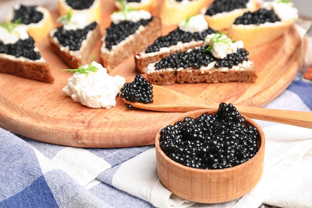 Delizioso caviale nero e panini sul tavolo