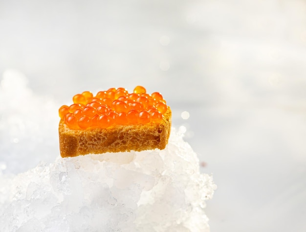 delizioso caviale rosso su pane tostato