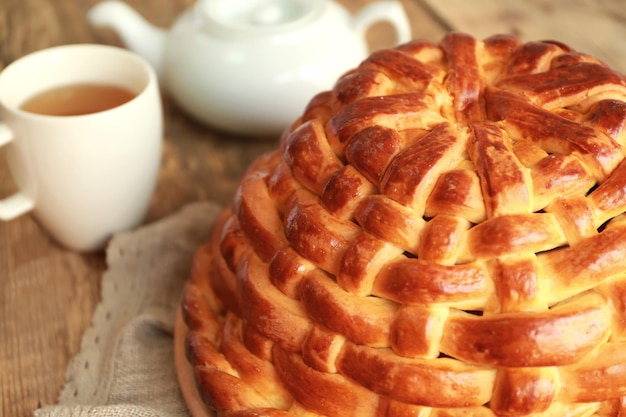 Delizioso cestino di pane intrecciato sul tavolo