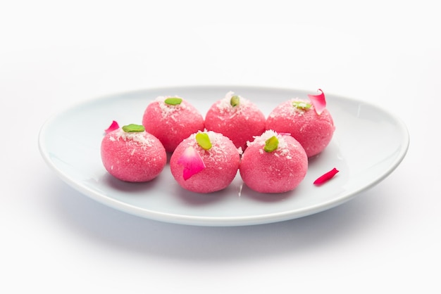 Delizioso Chumchum rosa o cham cham al gusto di rosa o Rasgulla o Rasagola Rosogola Rosogolla