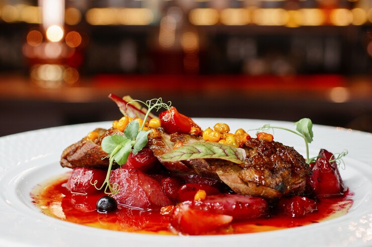 Foto delizioso cibo a base di carne e verdure in un piatto bianco sulla parete del bar