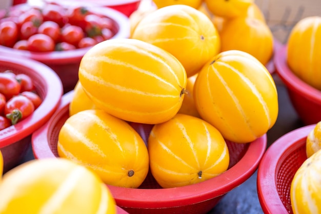 Delizioso cibo alla frutta di melone giallo a strisce coreane in cesto di plastica rosso al mercato tradizionale pomeriggio Seoul Corea del Sud raccolto concetto primo piano