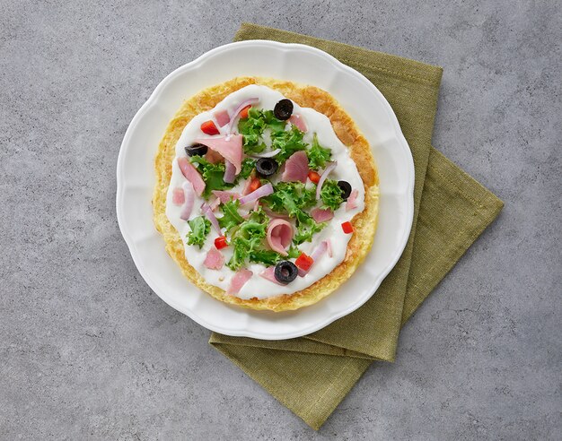 delizioso cibo gustoso su fondo in legno