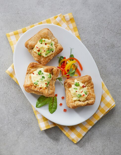 delizioso cibo gustoso su fondo in legno