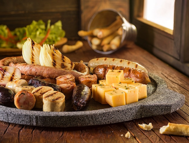 delizioso cibo gustoso su sfondo di legno